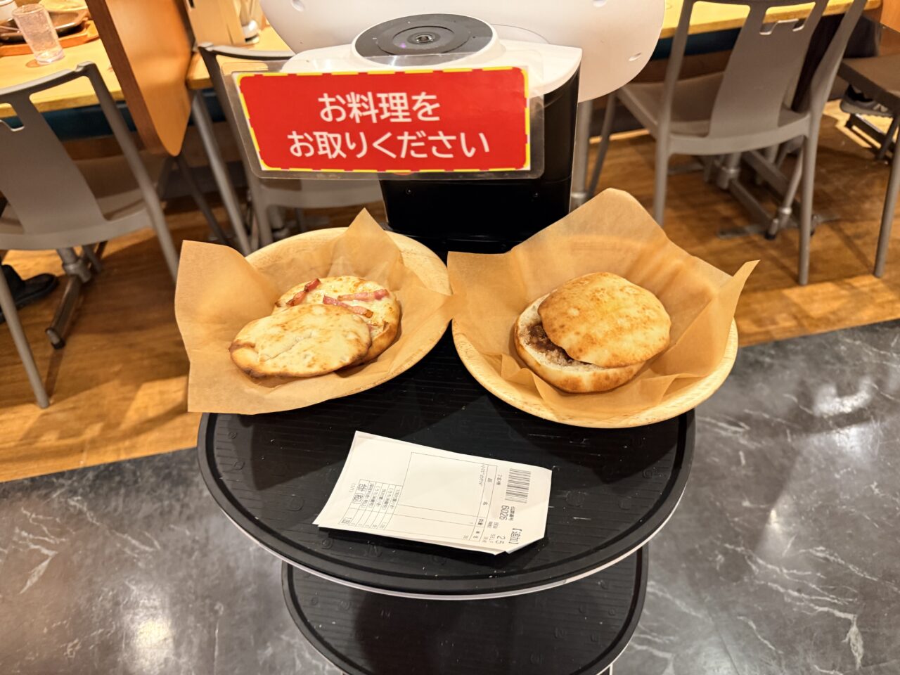 サイゼリヤの配膳ロボット