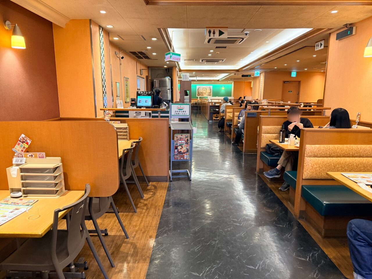 サイゼリヤ北千住の店内
