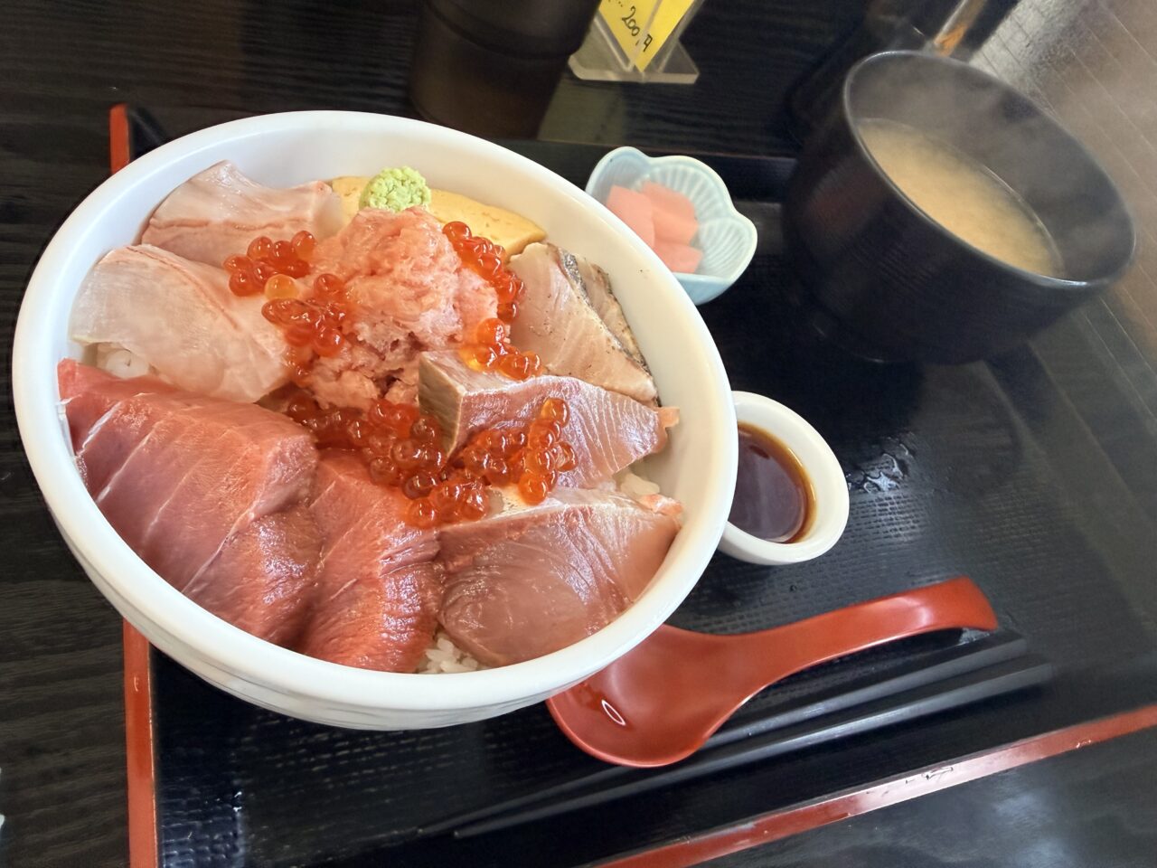 足立市場の海鮮丼